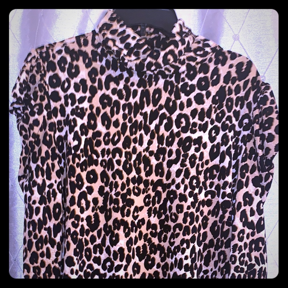 Lovely turtleneck top.. cute pattern 🚨